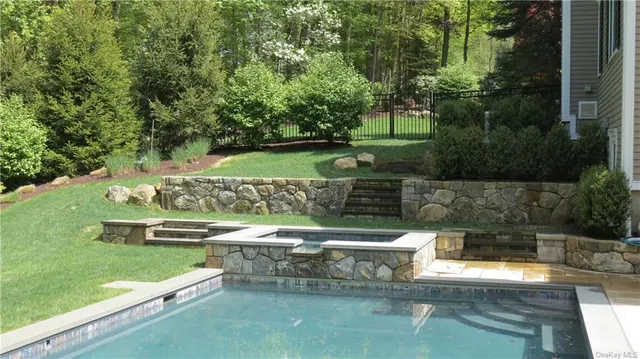 27 Autumn Ridge Rd