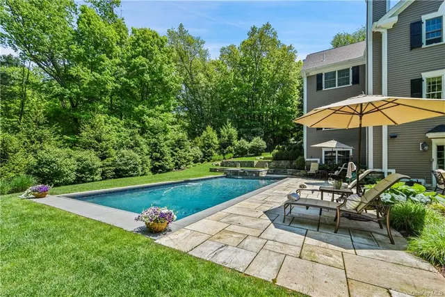 27 Autumn Ridge Rd